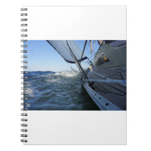 Zeilboot met lege horizon voor avontuur. notitieboek