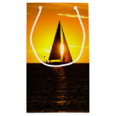 Zeilboot met zonsondergang klein cadeauzakje (Achterkant)