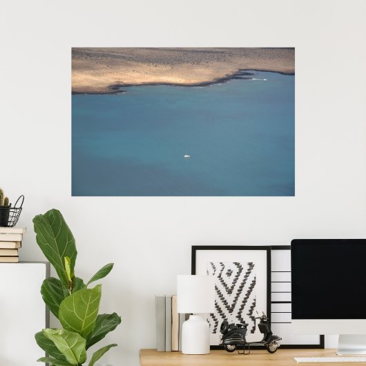 Zeilboot op blauw Zee – Landschapsfotografie Print (Thuiskantoor)