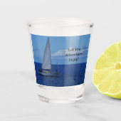Zeilboot op de Blauwe Oceaan Shot Glas (Voorkant)