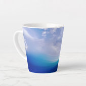 Zeilboot op een epic Wave Latte Mok (Linkerhoek)