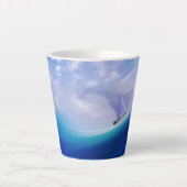 Zeilboot op een epic Wave Latte Mok (Voorkant)