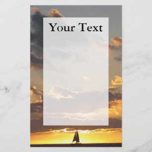 Zeilboot op papier voor zonsondergang