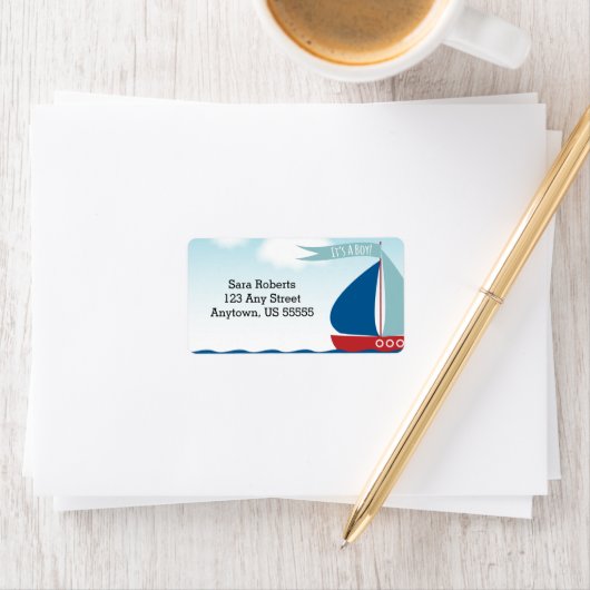 Zeilboot op water Het is een jongen, een Baby show Etiket (Insitu)