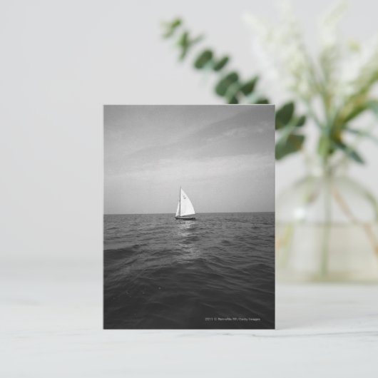 Zeilboot op zee briefkaart (Staand voorkant)