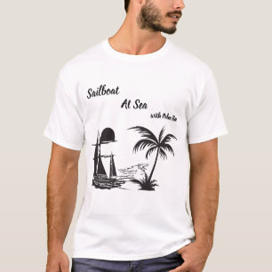 Zeilboot op zee met palmboom – Tropisch strand T-shirt