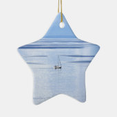 Zeilboot op zee, Nautisch, blauw waterhemel Keramisch Ornament (Rechts)