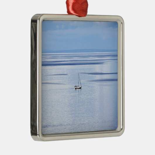 Zeilboot op zee, Nautisch, blauw waterhemel Metalen Ornament (Rechts)
