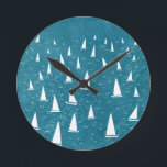 Zeilboot Seascape Ronde Klok<br><div class="desc">Een zeilbootrace op een blauwgroen groene oceaan. Ideaal voor je favoriete zeiler,  jachthracer en regatta fan. Originele nautische kunst van Nic Squirrell.</div>