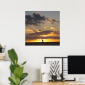 Zeilboot tegen zonsondergang poster (Thuiskantoor)