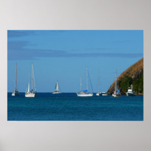 Zeilboten in de baai Witte en blauwe nautische Poster