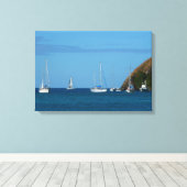 Zeilboten in de witte en blauwe zee canvas afdruk (Insitu (Houten vloer))