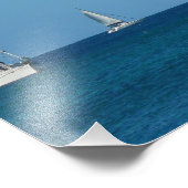 Zeilboten in de witte en blauwe zee foto afdruk (Hoek)