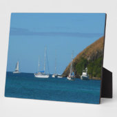 Zeilboten in de witte en blauwe zee fotoplaat (Zijkant)