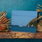 Zeilboten in de witte en blauwe zee fotoplaat (Zijkant)