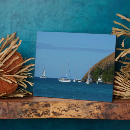 Zeilboten in de witte en blauwe zee fotoplaat (Zijkant)