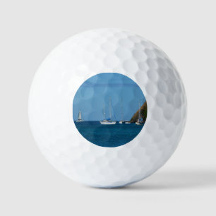 Zeilboten in de witte en blauwe zee golfballen