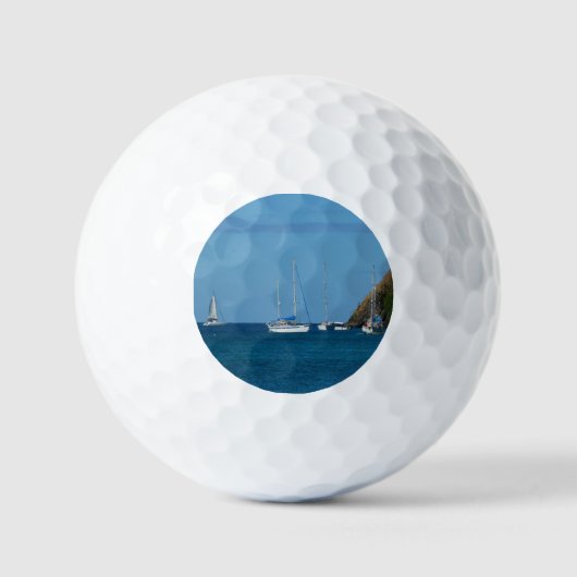 Zeilboten in de witte en blauwe zee golfballen (Voorkant)