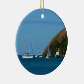 Zeilboten in de witte en blauwe zee keramisch ornament (Rechts)