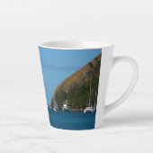 Zeilboten in de witte en blauwe zee latte mok (Rechts)