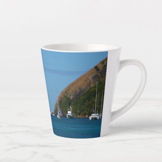 Zeilboten in de witte en blauwe zee latte mok (Rechts)