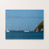 Zeilboten in de witte en blauwe zee legpuzzel (Horizontaal)