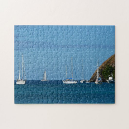 Zeilboten in de witte en blauwe zee legpuzzel (Horizontaal)