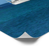 Zeilboten in de witte en blauwe zee poster (Hoek)