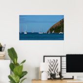 Zeilboten in de witte en blauwe zee poster (Thuiskantoor)