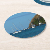 Zeilboten in de witte en blauwe zee ronde kartonnen onderzetter (Gebogen)