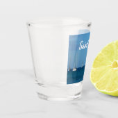 Zeilboten in de witte en blauwe zee shot glas (Links)