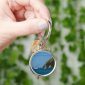 Zeilboten in de witte en blauwe zee sleutelhanger (Hand)