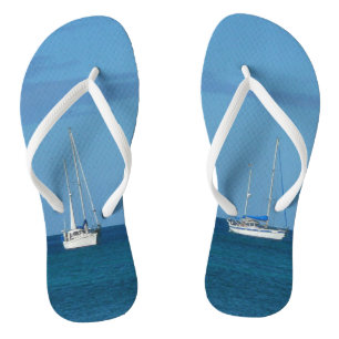 Zeilboten in de witte en blauwe zee teenslippers
