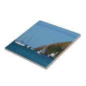 Zeilboten in de witte en blauwe zee tegeltje (Zijkant)