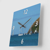 Zeilboten in de witte en blauwe zee vierkante klok (Hoek)