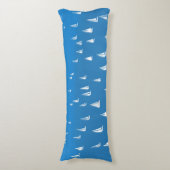 Zeilboten in diep blauw Zee - Regatta Sailships Lichaamskussen (Voorkant Verticaal)