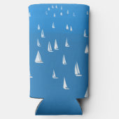 Zeilboten in diep blauw Zee - Regatta Sailships Seltzer Blikjeskoeler (Achterkant)