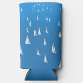 Zeilboten in diep blauw Zee - Regatta Sailships Seltzer Blikjeskoeler (Voorkant)