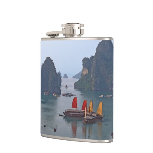 Zeilboten in Ha Long Bay - Vietnam, Azië Heupfles (Links)