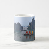 Zeilboten in Ha Long Bay - Vietnam, Azië Koffiemok (Center)