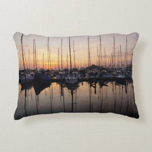 Zeilboten in haven met tegenlicht. accent kussen
