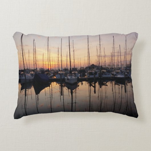 Zeilboten in haven met tegenlicht. accent kussen (Voorkant)