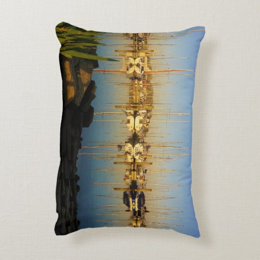 Zeilboten in haven met tegenlicht. accent kussen (Achterkant (Verticaal))