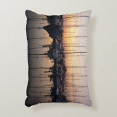 Zeilboten in haven met tegenlicht. accent kussen (Voorkant(Verticaal))