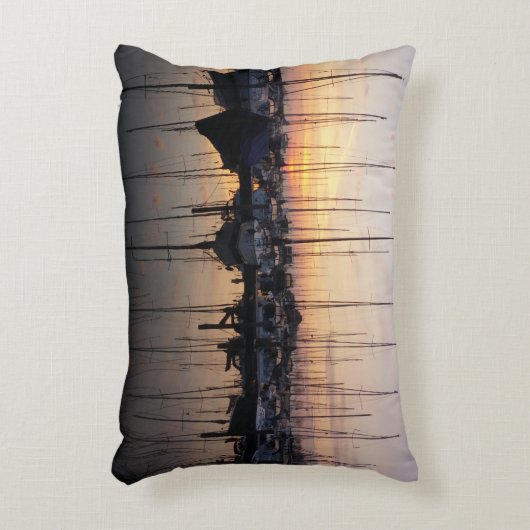 Zeilboten in haven met tegenlicht. accent kussen (Voorkant(Verticaal))