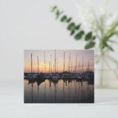 Zeilboten in haven met tegenlicht. briefkaart (Staand voorkant)