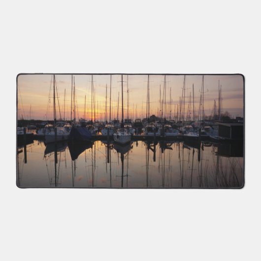 Zeilboten in haven met tegenlicht. bureaumat (Voorkant)