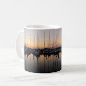 Zeilboten in haven met tegenlicht. koffiemok (Voorkant links)
