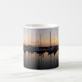 Zeilboten in haven met tegenlicht. koffiemok (Center)