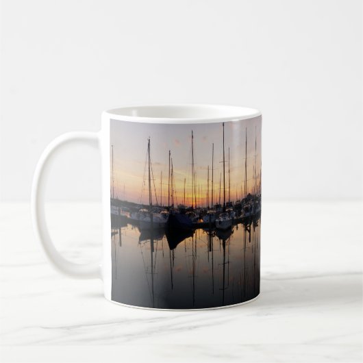 Zeilboten in haven met tegenlicht. koffiemok (Links)